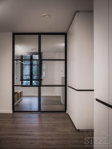 Stalen deuren in kantoor interieur